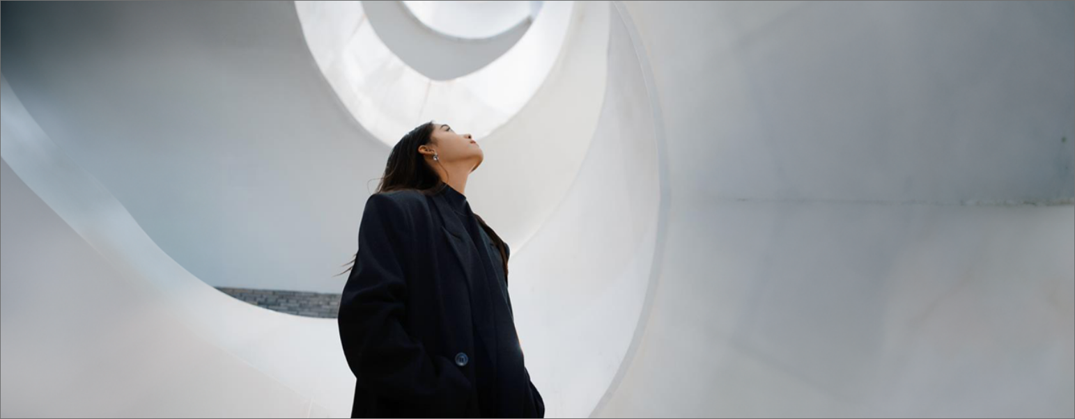 Une femme dans un musée