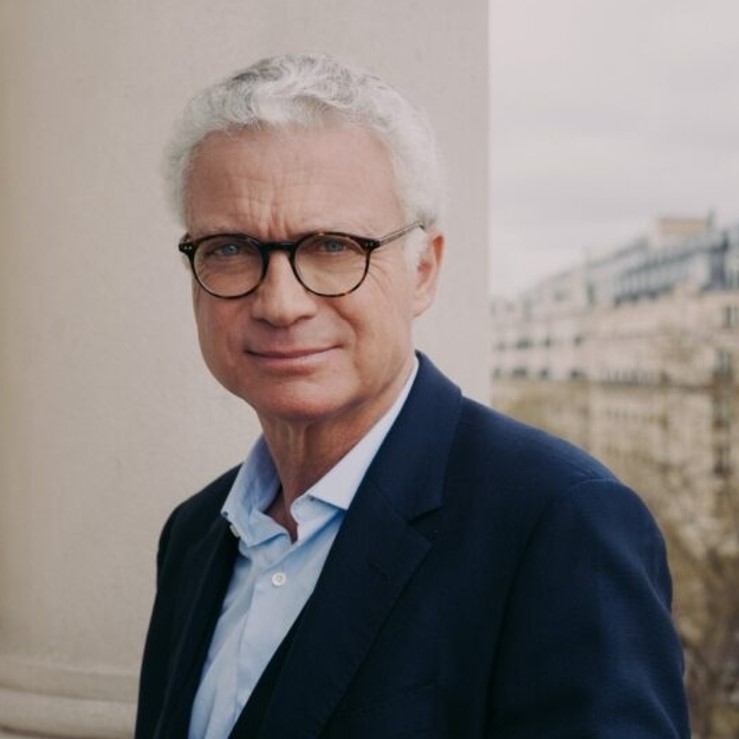 Un homme souriant avec des lunettes