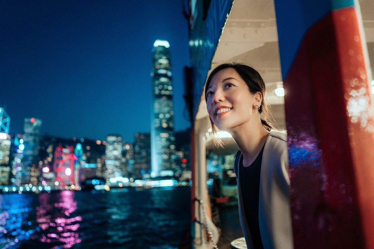 Une femme dans un bateau regardant par la fenêtre 